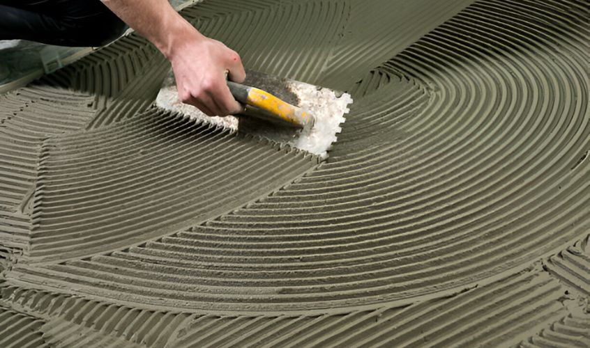 Foto de portada utilizada para el blog - Materiales de construcción en la que se visualiza un profesional echando hormigón