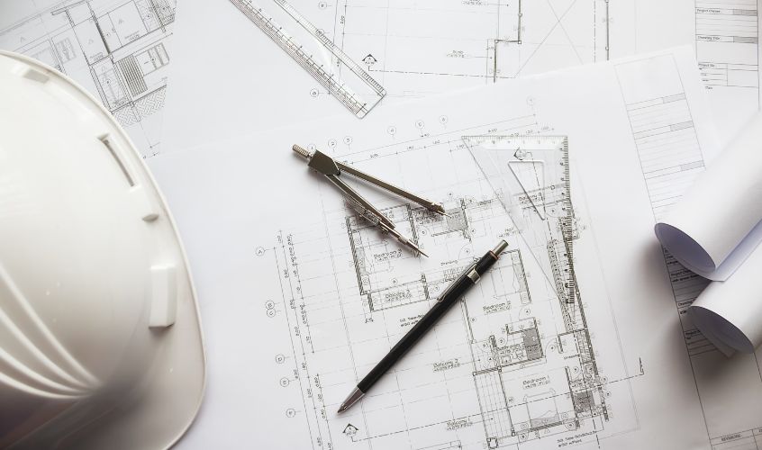 Portada del blog Tendencias Arquitectónicas de la construcción en Jaén en el que se muestra un plano con medidas y casco