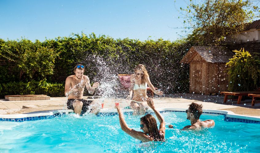 Portada del blog razonas para tener una piscina en casa donde se puede ver a un grupo de amigos disfrutando de un baño en verano