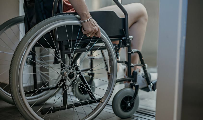 Foto de portada utilizada para el blog - vivienda adaptable a tus necesidades en el que se ve una persona en silla de ruedas entrando al ascensor