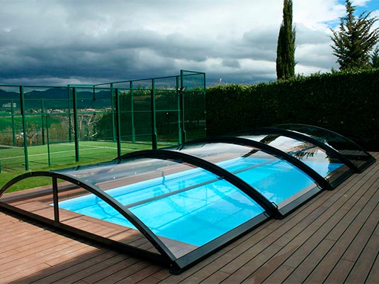 Instalación de cubiertas móviles y fijas para piscinas exteriores